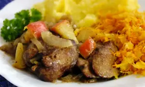 Pyszna wątróbka z jabłkiem, duszona z cebulką, podana z puree ziemniaczanym i surówką z marchewki.