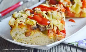 Pyszna pizza na grubym cieście z serem, pieczarkami i pomidorami, polana ketchupem.