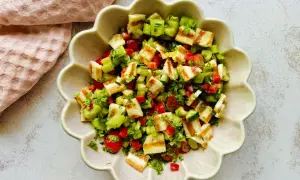Pyszna sałatka z grillowanym serem halloumi, pomidorkami, ogórkiem i selerem naciowym. To najlepsza sałatka z selerem naciowym, jaką jadłam!
