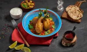 Szafran do czego? Do aromatycznego kurczaka w sosie z warzywami, podanego z plackami i jogurtem.