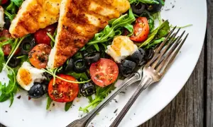Pyszna sałatka na grilla z grillowanym serem halloumi, pomidorkami i oliwkami. Idealna na letnie wieczory.