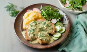 Schab w sosie koperkowym, podany z puree ziemniaczanym, sałatką z rukoli i rzodkiewki oraz plastrami ogórka.