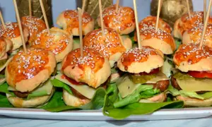 Mini burgery z kurczakiem, idealne na imprezę. Każdy ma sezamową bułeczkę, soczystego kotleta i świeże dodatki.
