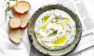 Pyszne, kremowe labneh co to? Podane z oliwą, ziołami i chrupiącym pieczywem.
