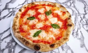 Idealna pizza neapolitańska przepis: klasyczna Margherita z pomidorami, mozzarellą i bazylią, wypieczona na chrupko.