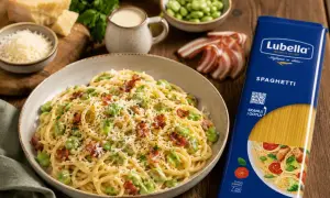 Pyszny makaron spaghetti z bobem, chrupiącym boczkiem i parmezanem. Idealny na szybki obiad.