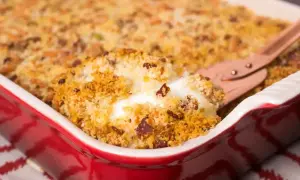 Zapiekanka z chrupiącą panierką panko, która dodaje jej tekstury. Panko co to? Japońska bułka tarta, idealna do panierowania.