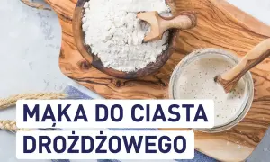 Mąka do ciasta drożdżowego: biała mąka w drewnianej misce i zakwas w słoiku, gotowe do pieczenia.