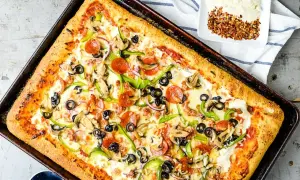 Pyszna pizza domowa na blachę z pieczarkami, papryką, oliwkami i pepperoni. Idealny przepis na szybki obiad.