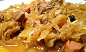 Pyszny bigos z różnymi rodzajami mięsa, idealny na zimowe wieczory. Zastanawiasz się, jakie mięso do bigosu wybrać? Oto odpowiedź!