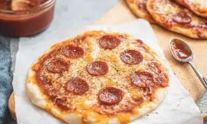 Pyszna pizza z pepperoni, idealna do air fryera. Chrupiące ciasto, sos i ser tworzą idealne połączenie.