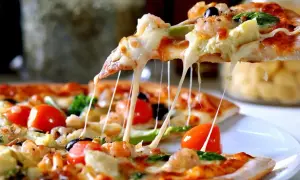 Rozciągający się ser z ciasta na pizzę z krewetkami, pomidorkami i oliwkami. Idealne na wspólny wieczór.