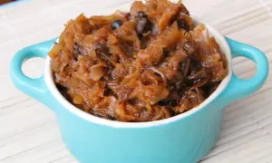 Wigilijny bigos w turkusowej miseczce, gotowy do podania. Pyszny bigos wigilijny przepis.