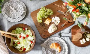 Idealne składniki na piknik: sałatka, sery, winogrona, pieczywo i tulipany.