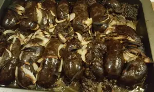 Pyszna kaszanka z piekarnika, pieczona z cebulką, aż nabierze rumianego koloru i soczystości.