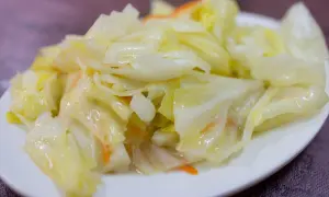 Pyszna kapusta pekińska na ciepło, lekko błyszcząca, z kawałkami marchewki. Idealna na obiad.