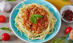 Spaghetti bolognese na prosty przepis. Aromatyczny sos mięsny z bazylią na makaronie.