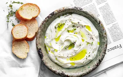 Pyszne, kremowe labneh co to? Podane z oliwą, ziołami i chrupiącym pieczywem.