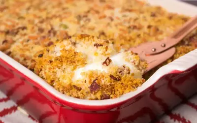 Zapiekanka z chrupiącą panierką panko, która dodaje jej tekstury. Panko co to? Japońska bułka tarta, idealna do panierowania.