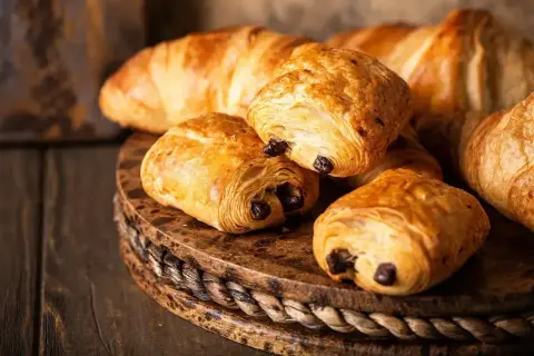 Pyszne ciasto francuskie z kawałkami czekolady, idealne na śniadanie.