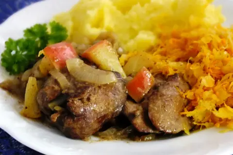 Pyszna wątróbka z jabłkiem, duszona z cebulką, podana z puree ziemniaczanym i surówką z marchewki.