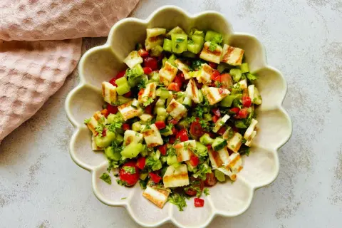 Pyszna sałatka z grillowanym serem halloumi, pomidorkami, ogórkiem i selerem naciowym. To najlepsza sałatka z selerem naciowym, jaką jadłam!