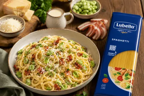 Pyszny makaron spaghetti z bobem, chrupiącym boczkiem i parmezanem. Idealny na szybki obiad.