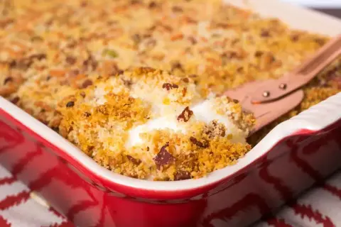 Zapiekanka z chrupiącą panierką panko, która dodaje jej tekstury. Panko co to? Japońska bułka tarta, idealna do panierowania.