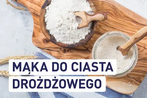 Mąka do ciasta drożdżowego: biała mąka w drewnianej misce i zakwas w słoiku, gotowe do pieczenia.