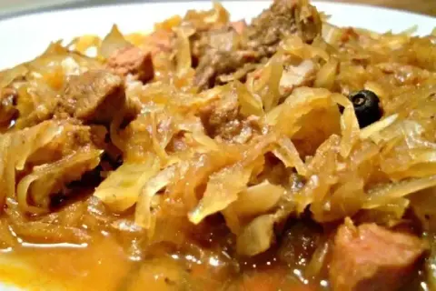 Pyszny bigos z różnymi rodzajami mięsa, idealny na zimowe wieczory. Zastanawiasz się, jakie mięso do bigosu wybrać? Oto odpowiedź!