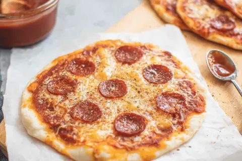 Pyszna pizza z pepperoni, idealna do air fryera. Chrupiące ciasto, sos i ser tworzą idealne połączenie.