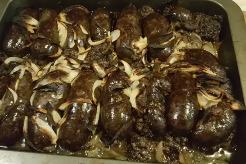 Pyszna kaszanka z piekarnika, pieczona z cebulką, aż nabierze rumianego koloru i soczystości.