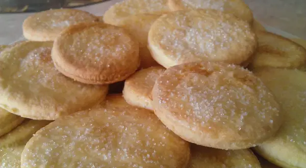 Stos cukrowych ciasteczek, idealnych do kawy. Prosty przepis na domowe wypieki.