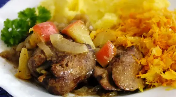 Pyszna wątróbka z jabłkiem, duszona z cebulką, podana z puree ziemniaczanym i surówką z marchewki.