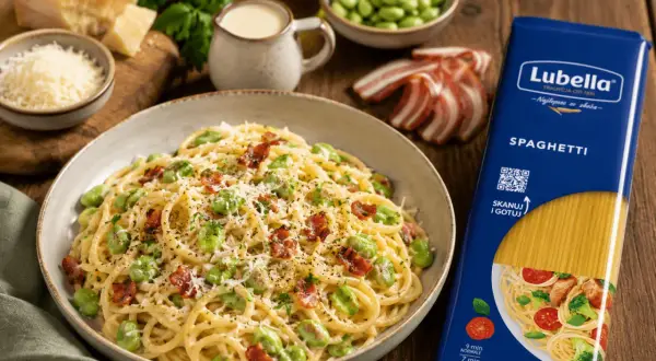 Pyszny makaron spaghetti z bobem, chrupiącym boczkiem i parmezanem. Idealny na szybki obiad.