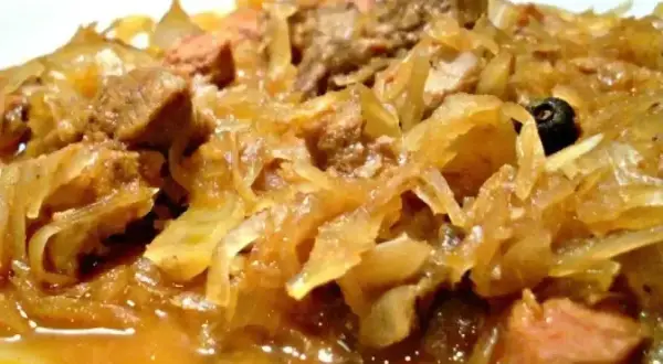 Pyszny bigos z różnymi rodzajami mięsa, idealny na zimowe wieczory. Zastanawiasz się, jakie mięso do bigosu wybrać? Oto odpowiedź!