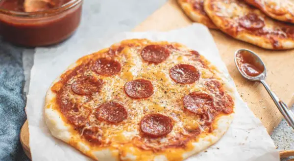 Pyszna pizza z pepperoni, idealna do air fryera. Chrupiące ciasto, sos i ser tworzą idealne połączenie.