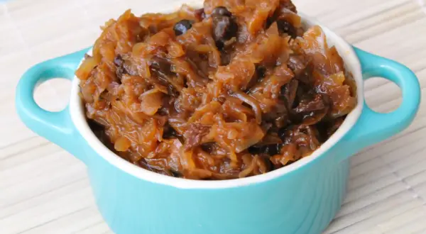 Wigilijny bigos w turkusowej miseczce, gotowy do podania. Pyszny bigos wigilijny przepis.