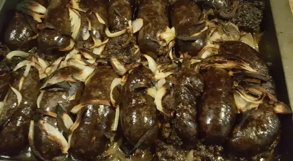 Pyszna kaszanka z piekarnika, pieczona z cebulką, aż nabierze rumianego koloru i soczystości.