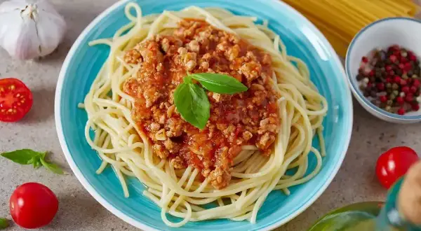 Spaghetti bolognese na prosty przepis. Aromatyczny sos mięsny z bazylią na makaronie.