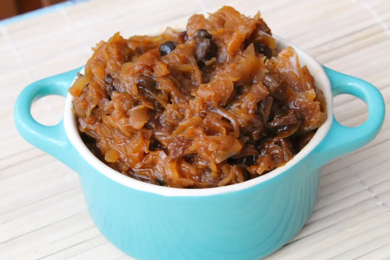 Wigilijny bigos w turkusowej miseczce, gotowy do podania. Pyszny bigos wigilijny przepis.