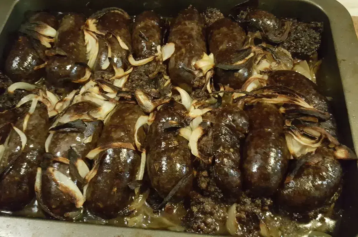 Pyszna kaszanka z piekarnika, pieczona z cebulką, aż nabierze rumianego koloru i soczystości.