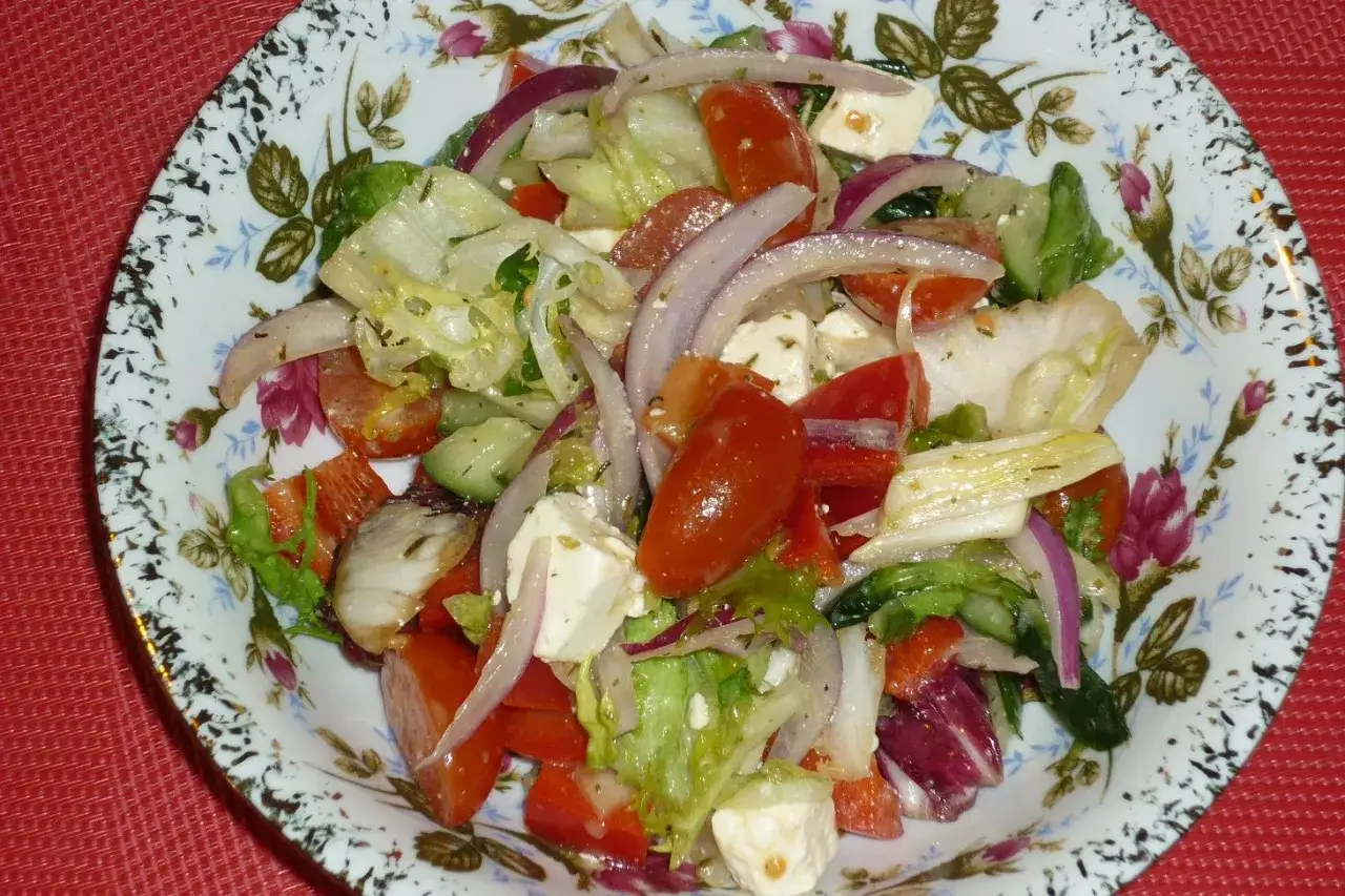 Pyszna sałatka z mix sałat, pomidor&oacute;w, og&oacute;rka, sera feta i czerwonej cebuli. Idealna na lekki posiłek.
