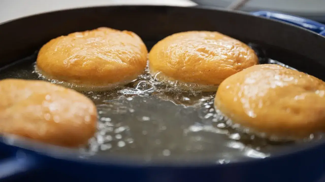 Pączki smażą się na złoty kolor w głębokim tłuszczu. To idealny moment, by zacząć przygotowywać pączki według ulubionego przepisu.