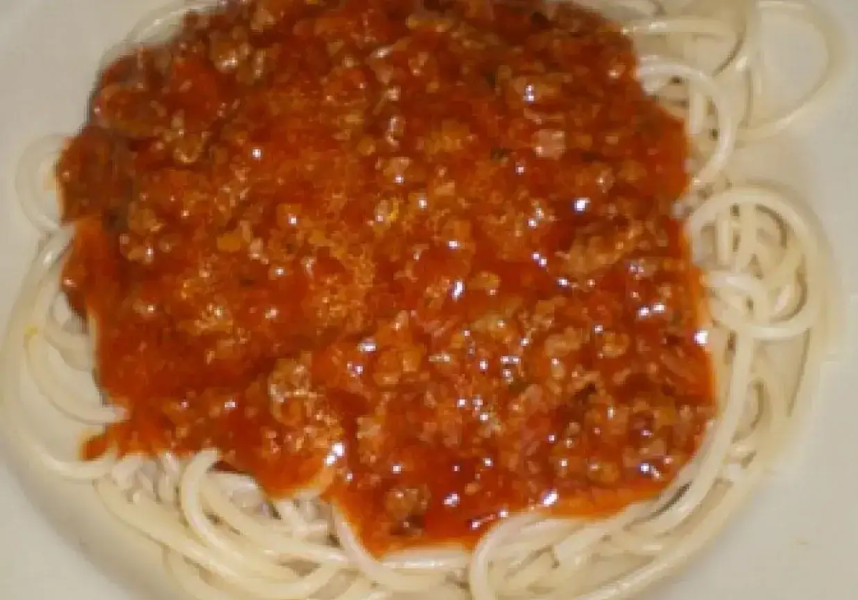 Porcja pysznego spaghetti z mięsem mielonym w sosie pomidorowym.