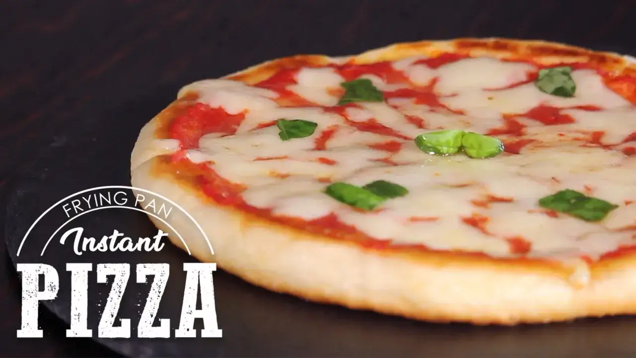 Pyszna pizza z patelni, z ciągnącym się serem i świeżą bazylią. Idealna na szybki obiad.
