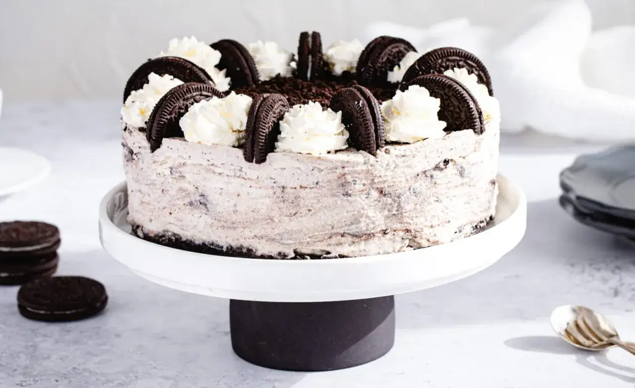 Pyszny sernik oreo na zimno, udekorowany bitą śmietaną i ciasteczkami. Idealny na letnie popołudnie.