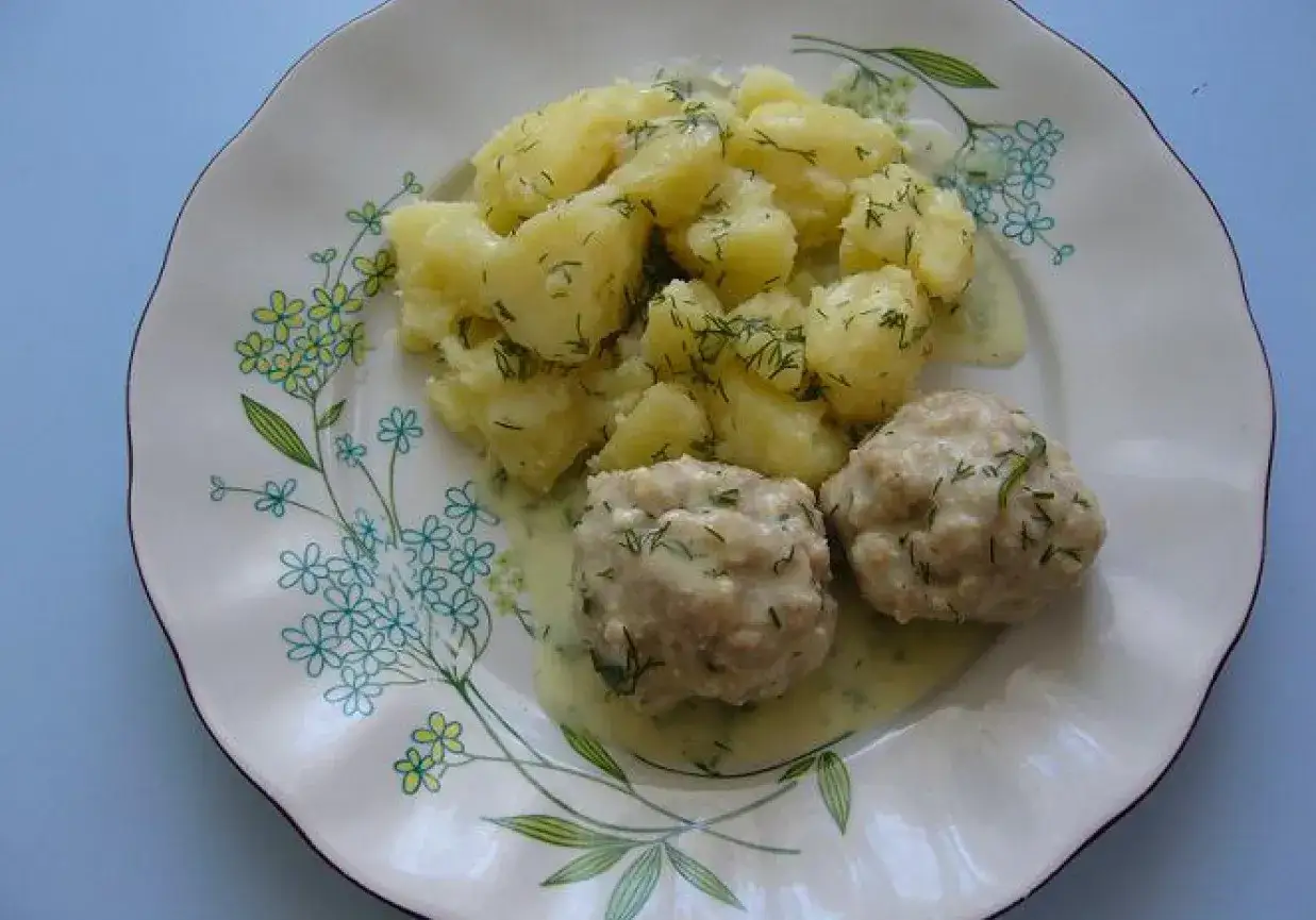 Pulpety w sosie śmietanowym z koperkiem, podane z ziemniakami. Pyszny, domowy obiad.