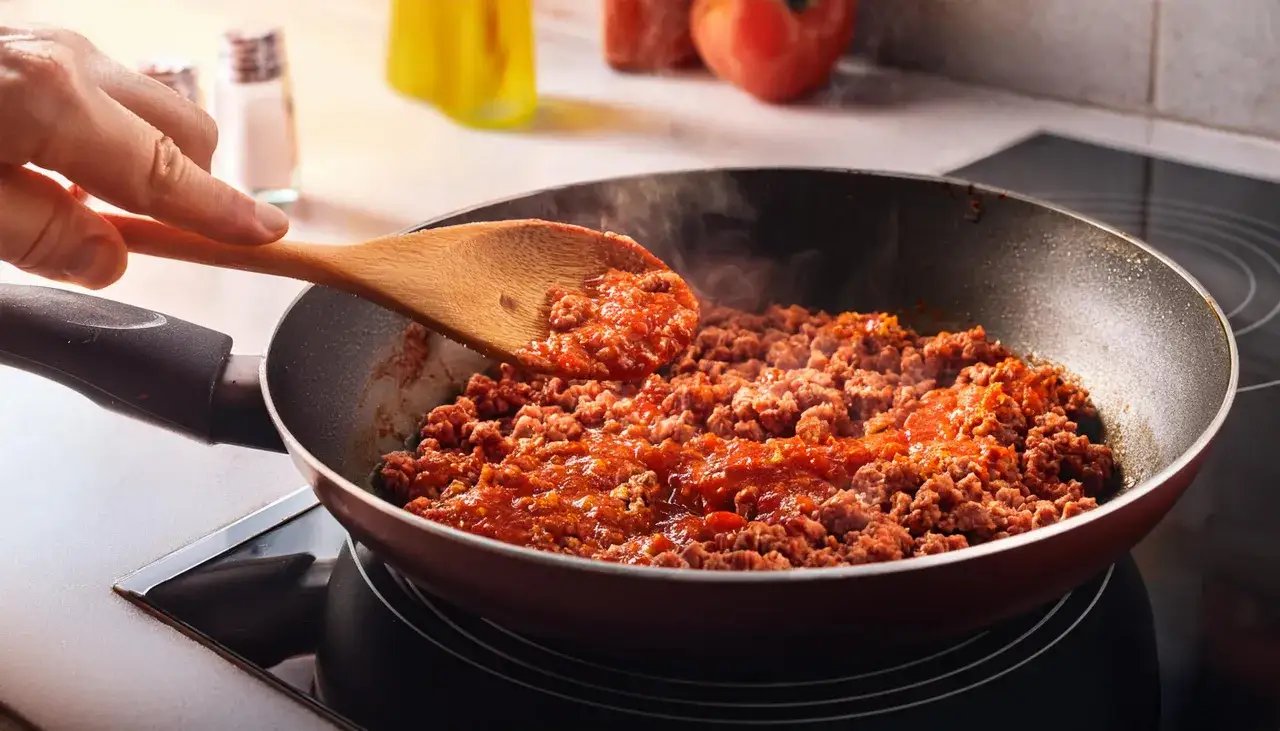 Mielone mięso w sosie pomidorowym na patelni, idealne jako jakie mięso do spaghetti.