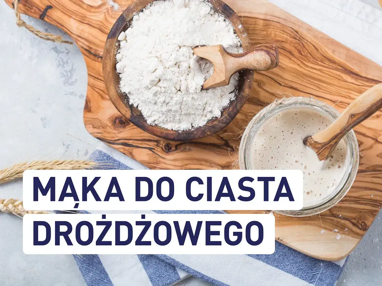 Mąka do ciasta drożdżowego w drewnianej misce obok zakwasu. Idealna mąka do puszystego ciasta.